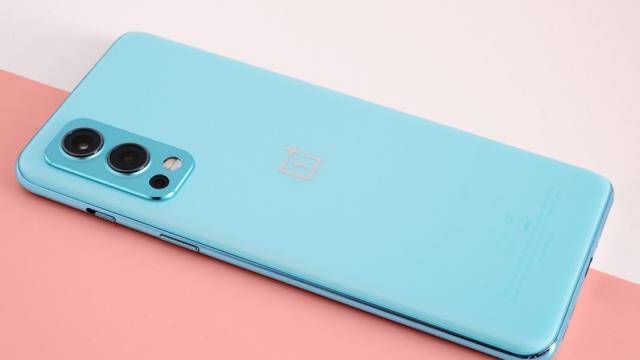 <b>OnePlus Nord 2T și Nord 2 CE urmează să debuteze curând; Cât vor costa noile smartphone-uri?</b>După lansarea flagship-ului OnePlus 10 Pro, compania urmează să anunțe curând și modele mid-range și super-high-midrange atractive. Este vorba în principal despre OnePlus Nord 2T și Nord 2 CE, ambele telefoane primind deja randări detaliate din partea