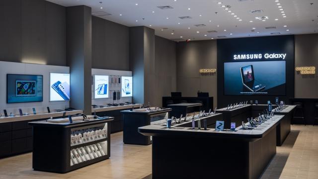 <b>Samsung inaugurează un nou magazin Experience Store în Promenada Mall din București; Va expune noile telefoane Galaxy S22 pe 9 februarie</b>Prima zi a lunii februarie coincide cu lansarea unui nou magazin Samsung Experience Store în România, magazinul cu numărul 5 din țară pe care îl vom găsi în Promenada Mall. În țară mai avem asemenea magazine în Mall Băneasa, AFI Cotroceni 