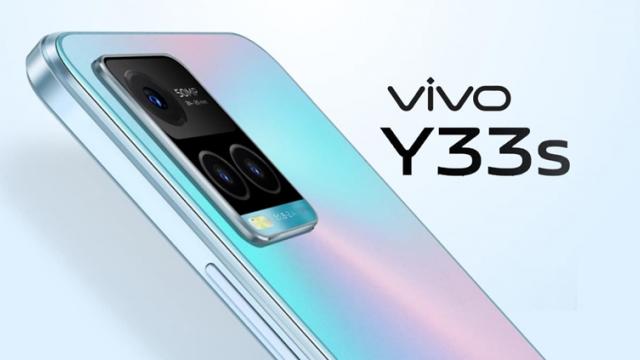 <b>Preț și disponibilitate vivo Y33s în România</b>Începând de astăzi îl găsim la vânzare pe plan local și pe vivo Y33s, un telefon de buget care vine destul de târziu pe cale oficială la noi în țară, ținând cont de faptul că debutul avea loc în august anul trecut. Cât costă smartphone-ul și cu ce