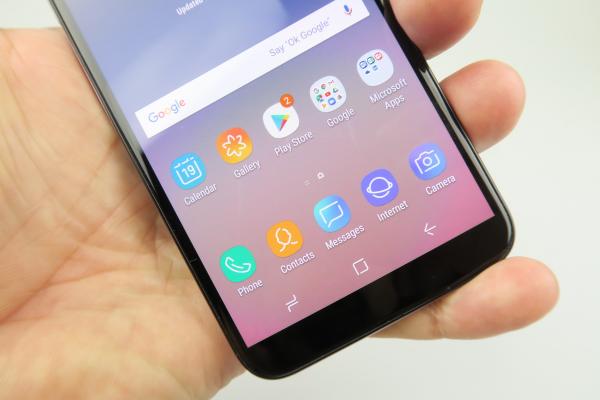 Samsung Galaxy A6 (2018): Display Super AMOLED înregimentat în trenduri