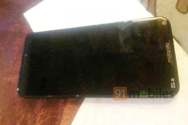 Motorola Moto One/ One Power apare din nou în fotografii, acum fără breton