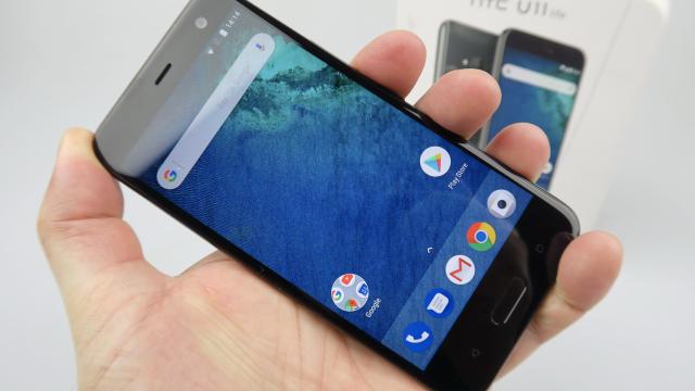 <b>HTC U11 Life: Conectivitate cu viteze excelente, nimic de obiectat</b>HTC U11 Life este o versiune Light de HTC U11, dar în mare are aceleaşi dotări de conectivitate. Vine cu două slot-uri nano SIM, dar are şi o variantă single SIM. Suportă LTE Categoria 9 şi vine cu port USB Type-C.