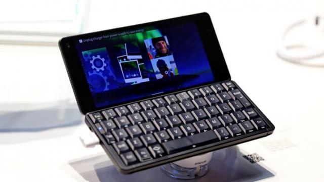<b>Sailfish OS ajunge și pe Gemini PDA; Versiunea finală va fi distribuită în decembrie</b>Printre sistemele de operare ale trecutului îl avem și pe Sailfish OS, un titlu care nu pare a intra prea curând în istorie pentru că dezvoltatorii trag cu dinții de menținerea sa pe piață. Se încearcă tot soiul de modalități prin care să fie 