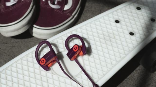 <b>Turul Magazinelor #446: Încă un televizor NEI la preţ bun, tensiometru aprobat clinic, maşină de surfilat şi căşti Beats de generaţie nouă</b>Combinăm utilul cu plăcutul în Turul Magazinelor de astăzi, ediție în care avem multe recomandări pentru voi, de la un televizor NEI cu diagonală de 80 cm și rezoluție HD vândut pentru sub 700 lei și până la o mașină de surfilat care se va dovedi