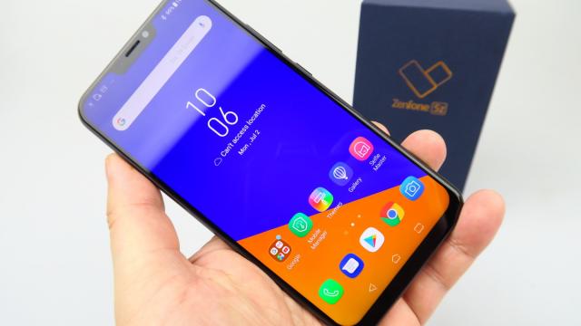 <b>ASUS ZenFone 5z Unboxing: 5-Zeul preţurilor pe filieră Snapdragon 845 e aici (Video)</b>Atunci când a debutat în România la început de lună, ASUS ZenFone 5z a şocat pe toată lumea cu preţul de 2400 de lei. Devenea oficial cel mai ieftin telefon cu Snapdragon 845 şi mai primeaţi şi baterie externă ASUS la pachet. Între timp e şi mai ieftin..