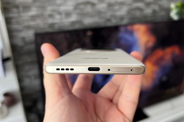 realme 14 Pro: Difuzoarele stereo își fac bine treaba și ne apropiem de 100 dBA la multimedia