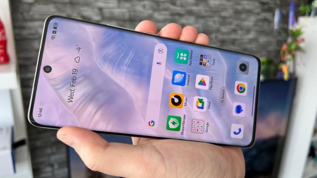 <b>realme 14 Pro: Display pe măsura lui Pro+, luminos şi protector cu ochii</b>realme 14 Pro şi-a crescut diagonală faţă de predecesor, trecând de la 6.7 inch la 6.77 inch. Trecem la un OLED care afişează 1 miliard de culori, are refresh rate de 120 Hz şi rezoluţie de 2392 x 1080 pixeli. Luminozitatea se duce (pe hârtie) 