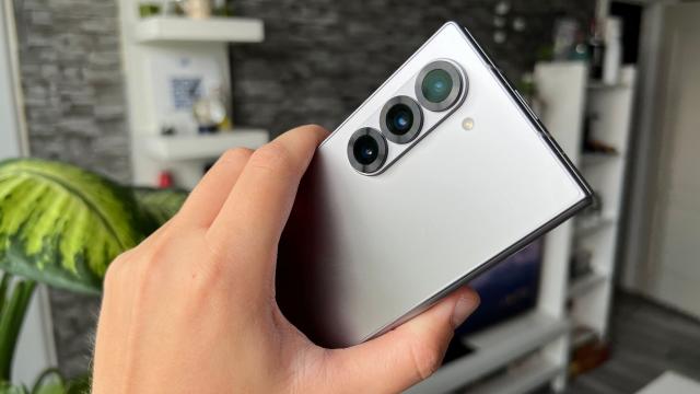 <b>Ce upgrade ne pregătește Samsung pentru camera lui Galaxy Z Fold7? Camera wide este în focus</b>Se discută mult în această perioadă și despre Samsung Galaxy Z Fold7, un pliabil de la care așteptările sunt mari și pe care fanii vor să îl vadă depășind rivalii de pe piață, ceva foarte greu de îndeplinit mai ales dacă ne uităm la capitole 