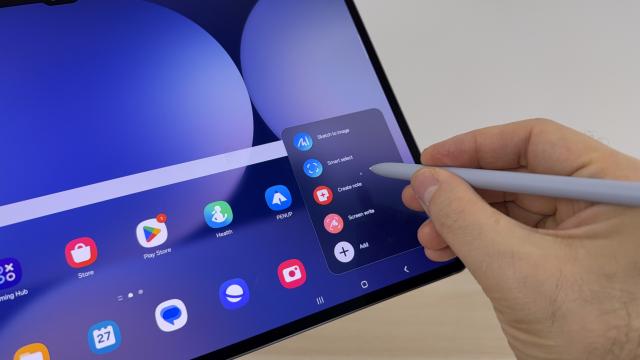 <b>Samsung Galaxy Tab S10 Ultra: Hardware 80% similar cu al predecesorului</b>Samsung Galaxy Tab S10 Ultra ia o decizie curajoasă de a trece la un procesor MediaTek în loc de Snapdragon. Păstrează acelaşi ecran ca predecesorul, aceeaşi baterie şi RAM.  Nici camerele nu sunt diferite. Ce e totuşi diferit aflaţi mai jos