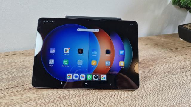 <b>Xiaomi Pad 6S Pro 12.4: Benchmark-uri de podium, Snadpragon 8 Gen 2 se mişcă bine</b>Xiaomi Pad 6S Pro adopta un procesor consacrat deja, Qualcomm Snapdragon 8 Gen 2, care s-a găsit pe telefoanele flagship de top ale anului 2023. Xiaomi 13 Ultra şi S23 Ultra vin în minte. E un CPU octa core de 4 nanometri, cu GPU Adreno 740