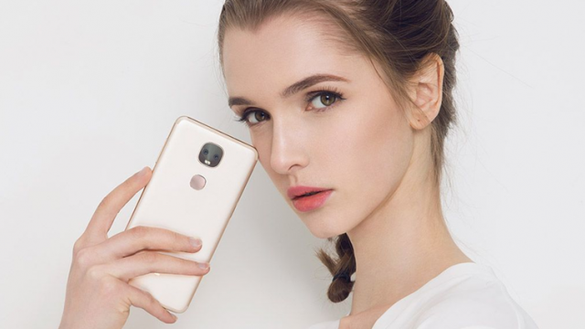 <b>LeEco Le Pro3 AI Edition devine oficial; smartphone echipat cu cameră duală și baterie de 4000 mAh</b>În mod surprinzător iată că LeEco tocmai ce a anunțat un nou smartphone pe neașteptate, fiind vorba despre modelul LePro 3 AI Edition - handset echipat cu cameră foto duală și asistent vocal la pachet. Din punct de vedere al design-ului trebuie să 