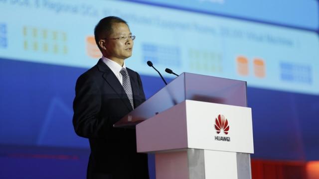 <b>CEO-ul Huawei consideră smartwatch-urile inutile</b>În cadrul Huawei Global Analyst Summit 2017, CEO-ul Huawei, Eric Xu a declarat că smartwatch-urile sunt inutile din punctul lui de vedere, fiind genul de persoană care poartă ceasuri. De asemenea, Eric dezvăluie că nu a fost niciodată optimist legat de