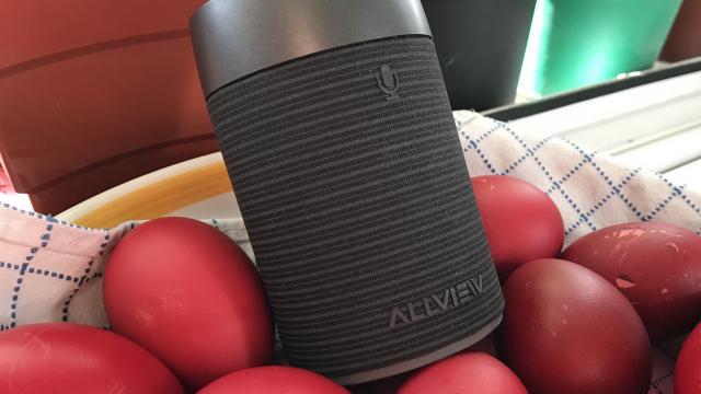 <b>Allview V-Bass, difuzorul smart cu Alexa este aici şi vi-l oferim la concurs; Iată un teaser cu potenţialul său (Video)</b>Cine ar fi crezut că vom struni Amazon Alexa pe un device al companiei braşovene Allview prima oară? Mă aşteptam să interacţionăm cu asistentul popularizat de serialul Mr. Robot pe un smartwatch sau poate pe un telefon, dar iată că difuzorul V-bass