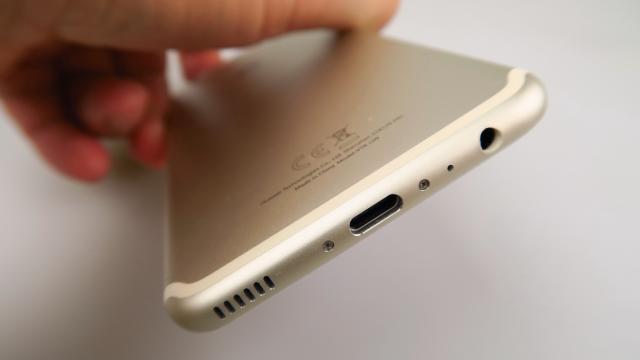 <b>Huawei P10: Multimedia fără stereofonie, dar cu volum ridicat și de calitate</b>Atunci când am început să testez aspectul acustic al lui Huawei P10 am fost tentat să întorc telefonul în landscape pentru că muzica să se audă şi din earpiece. Mă învăţaseră "prost" Huawei Mate 9 şi P10 Plus, oferind stereofonie. P10 nu oferă această..