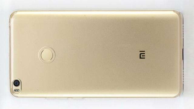 <b>Xiaomi Mi Max 2 apare acoperit de o husă de tip TPU transparentă într-o imagine LEAK postată pe Weibo</b>Iată că Xiaomi Mi Max 2 ni se dezvăluie într-o imagine cu doar o zi înainte de lansarea oficială ce e programată împreună cu modelul Mi 6, mâine 19 aprilie. Leak-ul vine prin contul celor de la Ubuntu team de pe reţeaua de socializare din China, Weibo.
