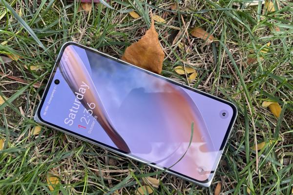 OnePlus Open: Display-uri super luminoase, cu o cută bine camuflată pe cel pliabil și un panou extern comod pentru typing