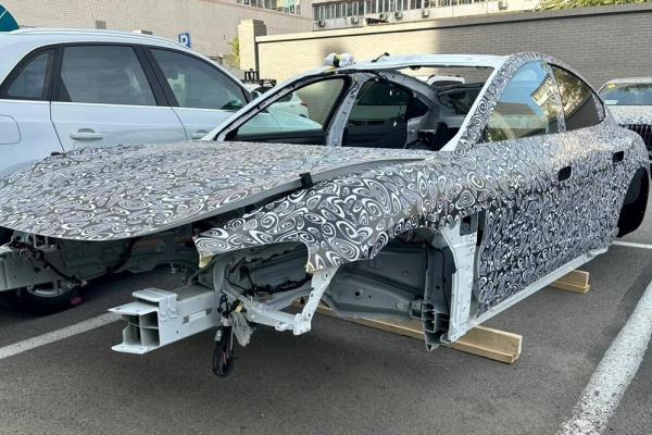 Automobilul electric Xiaomi fotografiat în realitate, vedem mai clar sistemul audio şi designul