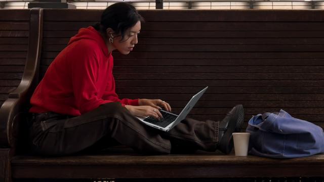 <b>Apple MacBook Pro primeşte ediţie 2023, cu variante de 14 şi 16 inch, procesor M3</b>Pe 31 octombrie pe la ora locală 2:00, Apple a ţinut evenimentul de toamnă târzie Scary Fast, în cadrul căruia a prezentat procesoarele M3, alături de dispozitive care le integrează. E vorba despre MacBook-uri Pro printre altele, cu diagonale 