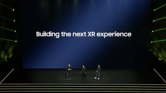<b>Casca AR/VR Samsung va primi un procesor Qualcomm Snapdragon; Cipsetul va fi prezentat la începutul anului 2024</b>Nu știu dacă vă amintiți, însă în cadrul evenimentului de lansare al seriei de telefoane Galaxy S23, Samsung a dezvăluit că lucrează la un produs revoluționar. E vorba despre o cască AR/VR similară cu cea prezentată de către Apple recent