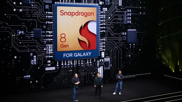 <b>CEO-ul Qualcomm confirmă zvonurile: Samsung va aduce CPU-ul Snapdragon 8 Gen 3 pe Galaxy S24 Ultra</b>Vești bune azi dacă te gândeai să îți cumperi un Samsung Galaxy S24 Ultra. Zvonurile au fost confirmate, se pare că modelul de top din mult așteptata serie va primi un procesor Snapdragon de top sub capotă. Această variantă va fi vândută atât în SUA