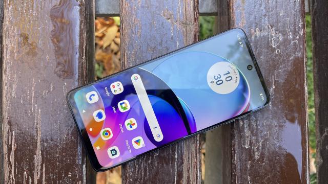 <b>Motorola moto g14: Display mare pentru consum multimedia, refresh rate standard</b>Motorola moto g14 sosește echipat cu un ecran generos dar fără mari pretenții, ținând cont de prețul de doar 549 lei pe care îl poartă telefonul. Lucrăm aici cu un panou IPS LCD de 6.5 inch ce ne oferă rezoluție FHD+ de 2400 x 1080