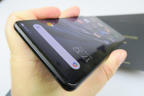 Xiaomi Mi Mix 2S: Display cam gri, dar rezonabil de luminos