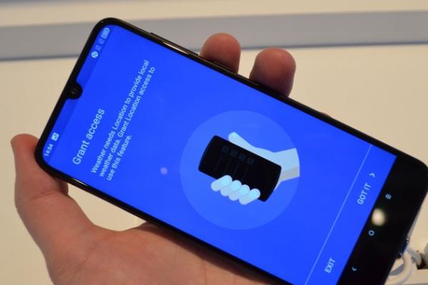 MWC 2019: Alcatel 3 (2019) - Prezentare hands-on pentru telefonul midrange accesibil cu spatele cel mai arătos de la Alcatel (Video)