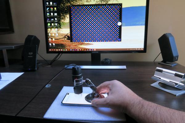 Display-ul lui Samsung Galaxy S10+ văzut la microscop