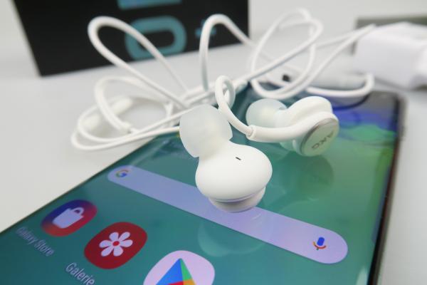 Samsung Galaxy S10+: Acustică stereo ce umple spațiul dintre tine și ecran, la fel de bine precum te îmbie display-ul imersiv Infinity Display