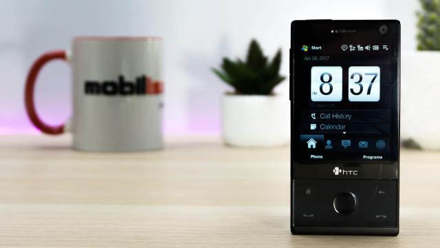 <b>HTC Touch Diamond RETRO-REVIEW: un clasic-bijuterie care acum 11 ani era perla coroanei taiwanezilor (Video)</b>Vă vine să credeţi că HTC Touch Diamond are 11 ani vechime? El este subiectul celui mai nou Retro Review de la Mobilissimo.ro, rubrica în care ne întoarcem în timp spre vremuri mai naive şi mai pline de pionierat. În 2008 HTC era încă mare şi ieşise din..