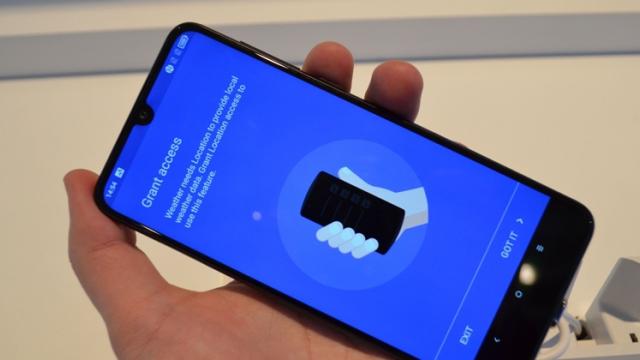 <b>MWC 2019: Alcatel 3 (2019) - Prezentare hands-on pentru telefonul midrange accesibil cu spatele cel mai arătos de la Alcatel (Video)</b>Alcatel, sau mai bine zis TCL a adus cam jumătate de duzină de terminale noi la MWC 2019 şi le-am trecut pe toate în revistă. Totuşi cel mai arătos dintre modelele midrange accesibile este Alcatel 3 (2019), care primeşte 