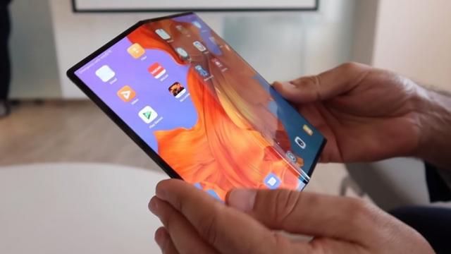 <b>Huawei Mate X primeşte în sfârşit un hands-on real; Iată cum arată telefonul pliabil (Video)</b>Probabil cel mai interesant şi inedit telefon prezentat la MWC 2019 a fost pliabilul Huawei Mate X. Terminalul era din păcate ascuns în spatele unui cub de sticlă şi nu putea fi mânuit de presă, dar iată că azi am descoperit în sfârşit 