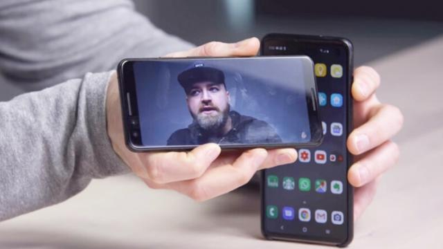 <b>Deblocarea facială a lui Samsung Galaxy S10 e păcălită de video, fraţi ne-gemeni şi chiar fotografii</b>Se pare că Samsung nu a luat chiar cea mai înţeleaptă decizie atunci când a renunţat la scanarea de iris pentru deblocarea facială de pe Galaxy S10. Acest sistem de autentificare biometrică ar fi foarte uşor de păcălit, după cum ne-au 