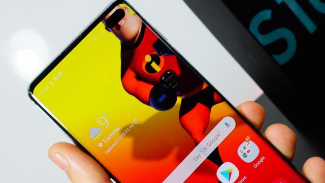 <b>Samsung Galaxy S10+: Display Dynamic AMOLED care trebuie văzut pentru a fi crezut</b>Ştii momentul acela când faci poze bune, dar nu ştii că faci poze bune pentru că ecranul telefonului nu ţi le arata la adevăratul potenţial? Nu râdeţi, am păţit cu alte telefoane! Pe lângă consumul de Netflix, un ecran de calitate ajuta şi la interpretare