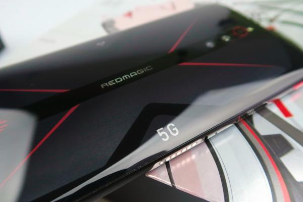 Nubia Red Magic 5G Unboxing (+ accesorii): primul telefon de gaming cu ecran de 144 Hz aduce butoane dedicate pentru jocuri, cameră triplă