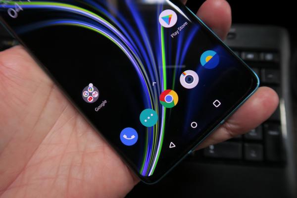 OnePlus 8: Display de 90 Hz, corect calibrat coloristic şi luminos