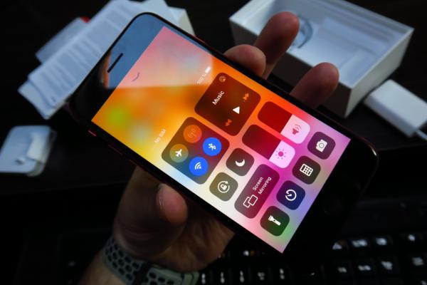 Apple iPhone SE (2020): Display mic, dar luminos