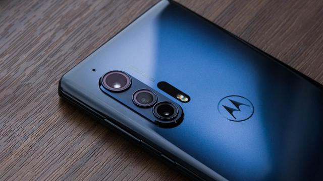 <b>Motorola Edge Lite e real, vine cu procesor Snapdragon 765G şi a fost certificat de către FCC</b>Motorola e pe cale să transforme Moto Edge într-o veritabilă serie, astfel că după  Edge şi Edge+, acum apare şi un Motorola Edge Lite. Terminalul tocmai a primit certificarea FCC şi am aflat 
