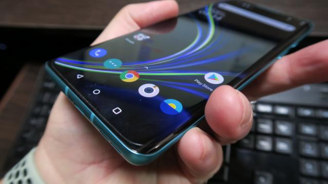 <b>OnePlus 8: OS, UI, aplicaţii în mare neschimbate de la OnePlus 7, experiență de utilizare impecabilă</b>OnePlus 8 vine cu cea mai nouă varianta de OxygenOS aplicată peste Android 10. Nu aduce schimbări la nivel estetic, dar rămâne una dintre cele mai fluide interfeţe custom aplicate lui Android. Aproape că nici nu îmi vine să spun custom, la cât de aproape 