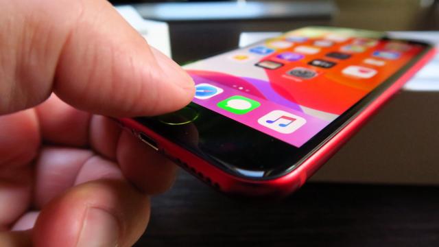 <b>Apple iPhone SE (2020): Hardware de iPhone 8, cu inimă de iPhone 11</b>iPhone SE (2020) este o reîncarnare de iPhone 8, care foloseşte o parte dintre componentele sale. În primul rând bateria e fix aceeaşi unitate de 1821 mAh, insuficientă pentru pretenţiile lui 2020 aş zice şi pentru procesorul cel puternic şi înfometat..
