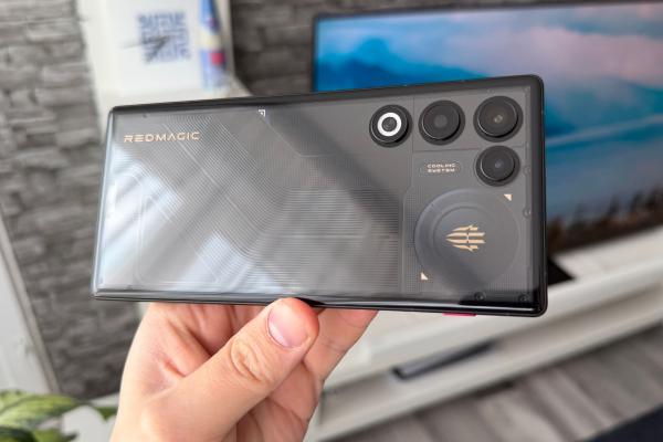 Redmagic 11 Air: Design angular de telefon Ultra, acum cu spate transparent, logo RGB, ventilator RGB