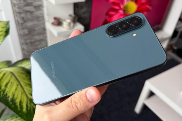 Samsung Galaxy A37: Design pe bază de policarbonat, sticlă rezistentă