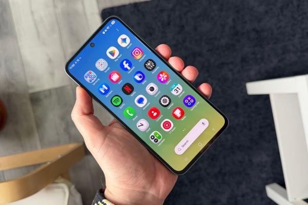 Samsung Galaxy A37: Display neschimbat de la predecesor, nu se umblă nici la muchii