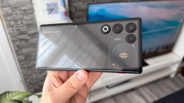 <b>Redmagic 11 Air: Design angular de telefon Ultra, acum cu spate transparent, logo RGB, ventilator RGB</b>Din punct de vedere vizual te-ai aștepta ca un telefon de la o generație la alta să nu se schimbe prea mult, doar că în cazul Redmagic 10 Air - Redmagic 11 Air mie îmi pare că s-a pus mult accent pe design. Îmi seamănă 