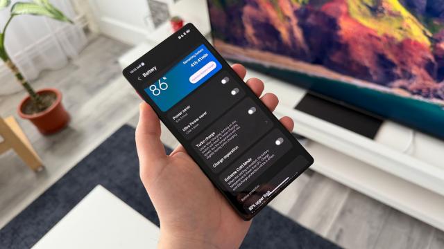 <b>Redmagic 11 Air: Baterie de 7000 mAh pentru ore bune de gaming, mod Bypass </b>Bateria lui Redmagic 11 Air urcă la 7000 mAh, acolo unde predecesorul avea 6000 mAh, un upgrade însemnat. Se păstrează alimentarea la 80W pe fir, asta global pentru că publicul chinez se bucură de suport la 100W