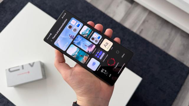 <b>Redmagic 11 Air: Redmagic 11 UI este despre gaming, cu triggere, interfață doldora de opțiuni ca pe un PC, iluminare RGB și ceva AI</b>Redmagic 11 Air vine cu Redmagic UI 11 la bord, release bazat pe Android 16, iar ca mai toate smartphone-urile de gaming suportul software este dezamăgitor, la nivel de telefon entry-level. Vom avea doar 2 ani de upgrade-uri 