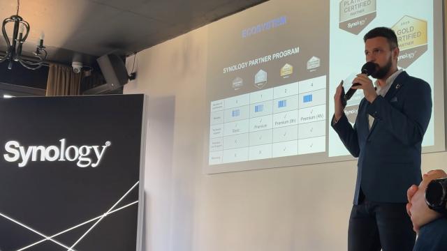 <b>Synology își mută strategia spre enterprise; storage distribuit, all-flash și AI pentru supraveghere</b>Synology, cunoscut până acum mai ales pentru NAS-uri, vine cu o repoziționare destul de clară spre zona de enterprise storage, backup și surveillance, iar direcția anunțată pentru 2025 nu mai lasă loc de interpretări. Din prezentarea companiei reiese că 