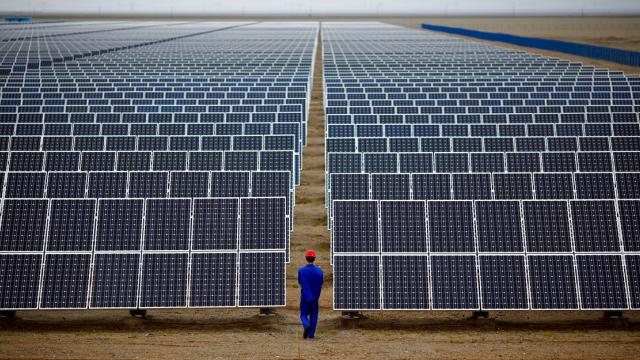 <b>China scumpește panourile solare: impact global asupra energiei verzi</b>Creșterea interesului global pentru energia regenerabilă vine într-un moment delicat, în care piața începe să resimtă efectele unor schimbări majore din industrie. Una dintre cele mai importante evoluții recente este decizia Chinei de a elimina facilități