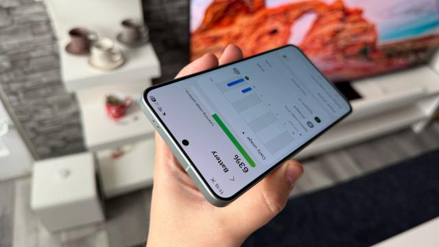 <b>Samsung Galaxy A57: Baterie de 5000 mAh nu stă rău deloc dacă vei consuma mult video</b>Samsung a reușit să păstreze bateria de 5000 mAh pe Galaxy A57 chiar dacă a redus talia de la 7.4 mm la 6.9 mm, cât și greutatea de la 198 grame la 179 grame și asta fără a folosi tehnologia Si/C, deși mi-aș fi dorit asta