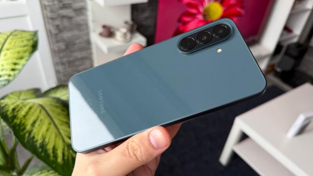 <b>Samsung Galaxy A37: Design pe bază de policarbonat, sticlă rezistentă</b>Samsung Galaxy A37 păstrează rama din policarbonat a predecesorului, adică plastic, mai pe româneşte. Aduce şi protecţie Gorilla Glass Victus+ pentru sticlă din faţă şi spate, aidoma lui A36 de altfel
